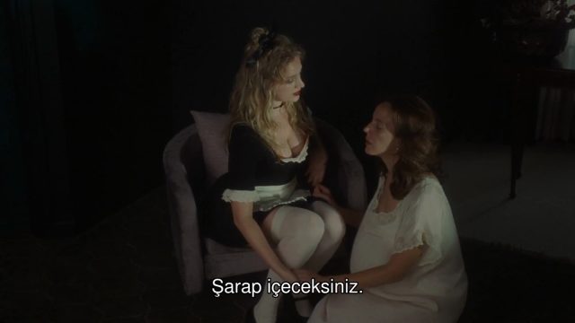 Ev Sahibi Kadın Bebek Bakıcısı Kızı İkna Ediyor Konulu Erotik Film